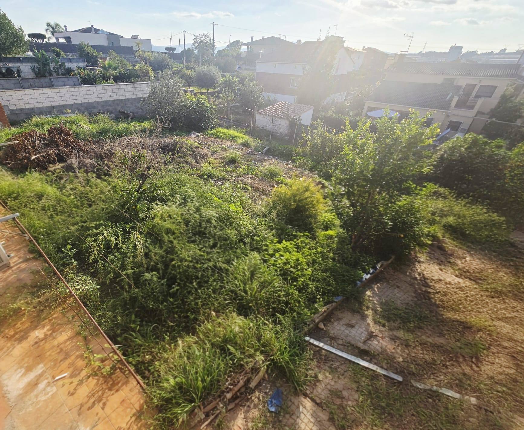 CASA UNIFAMILIAR CON BUENAS VISTAS EN URBANIZACIÓN