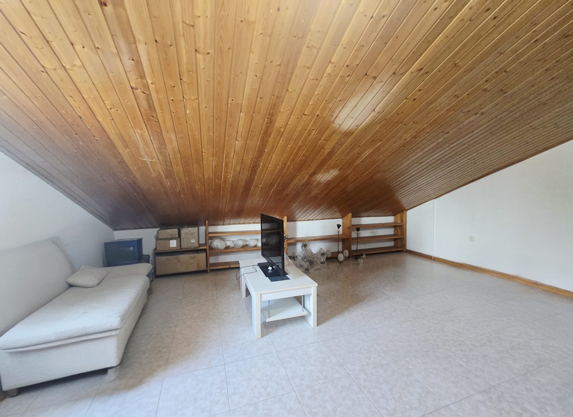 CASA UNIFAMILIAR CON BUENAS VISTAS EN URBANIZACIÓN