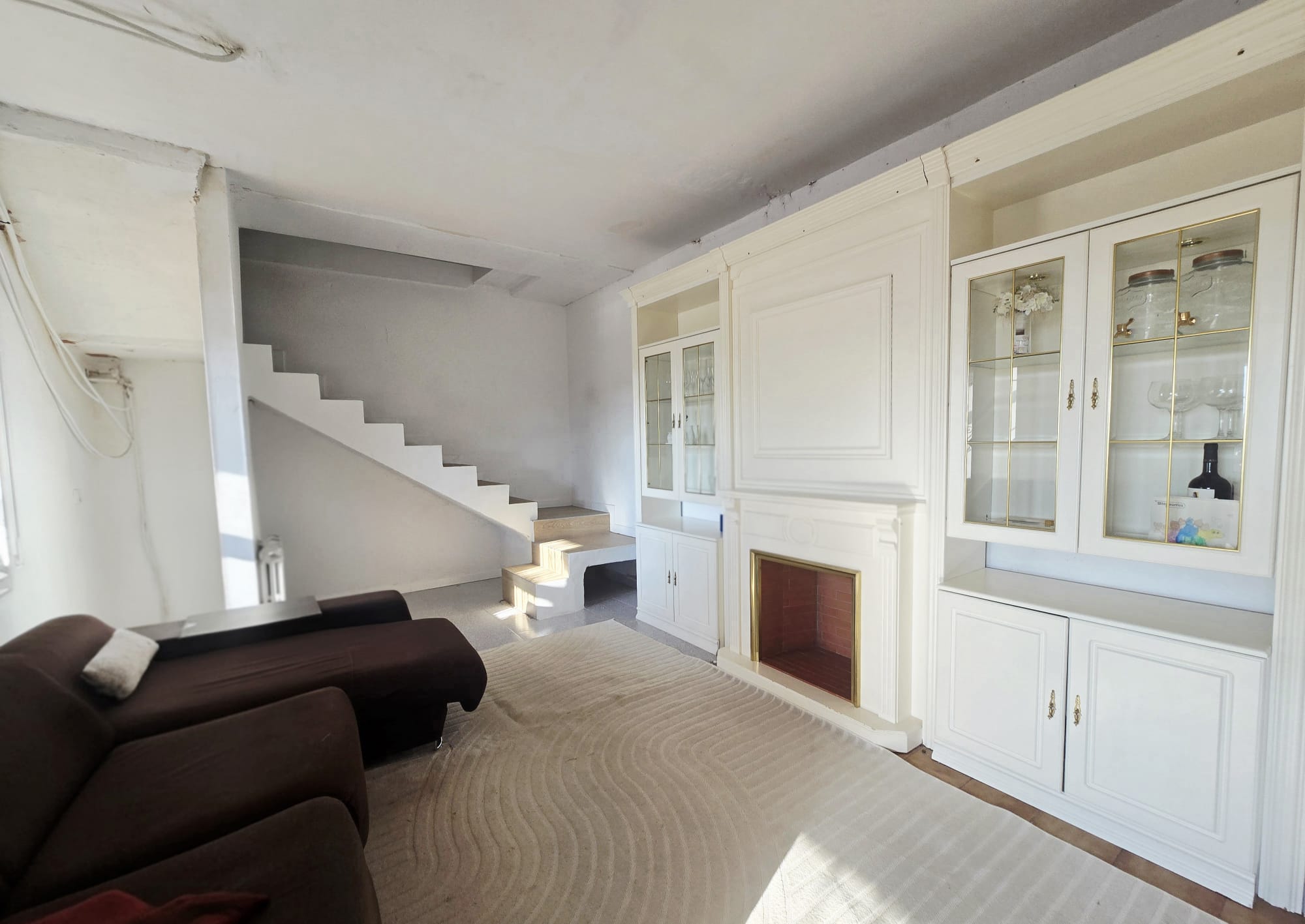 CASA UNIFAMILIAR CON BUENAS VISTAS EN URBANIZACIÓN