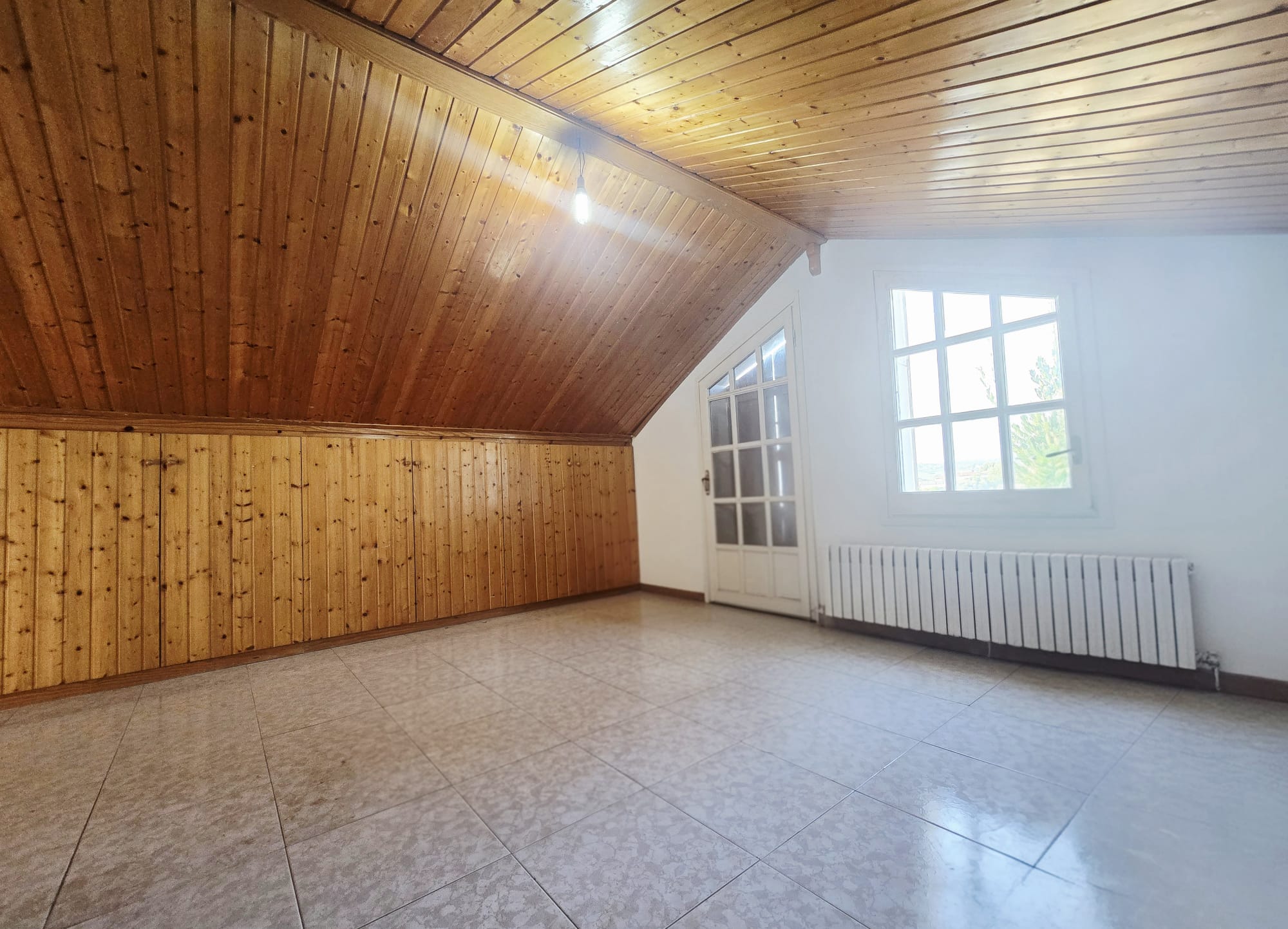 CASA UNIFAMILIAR CON BUENAS VISTAS EN URBANIZACIÓN