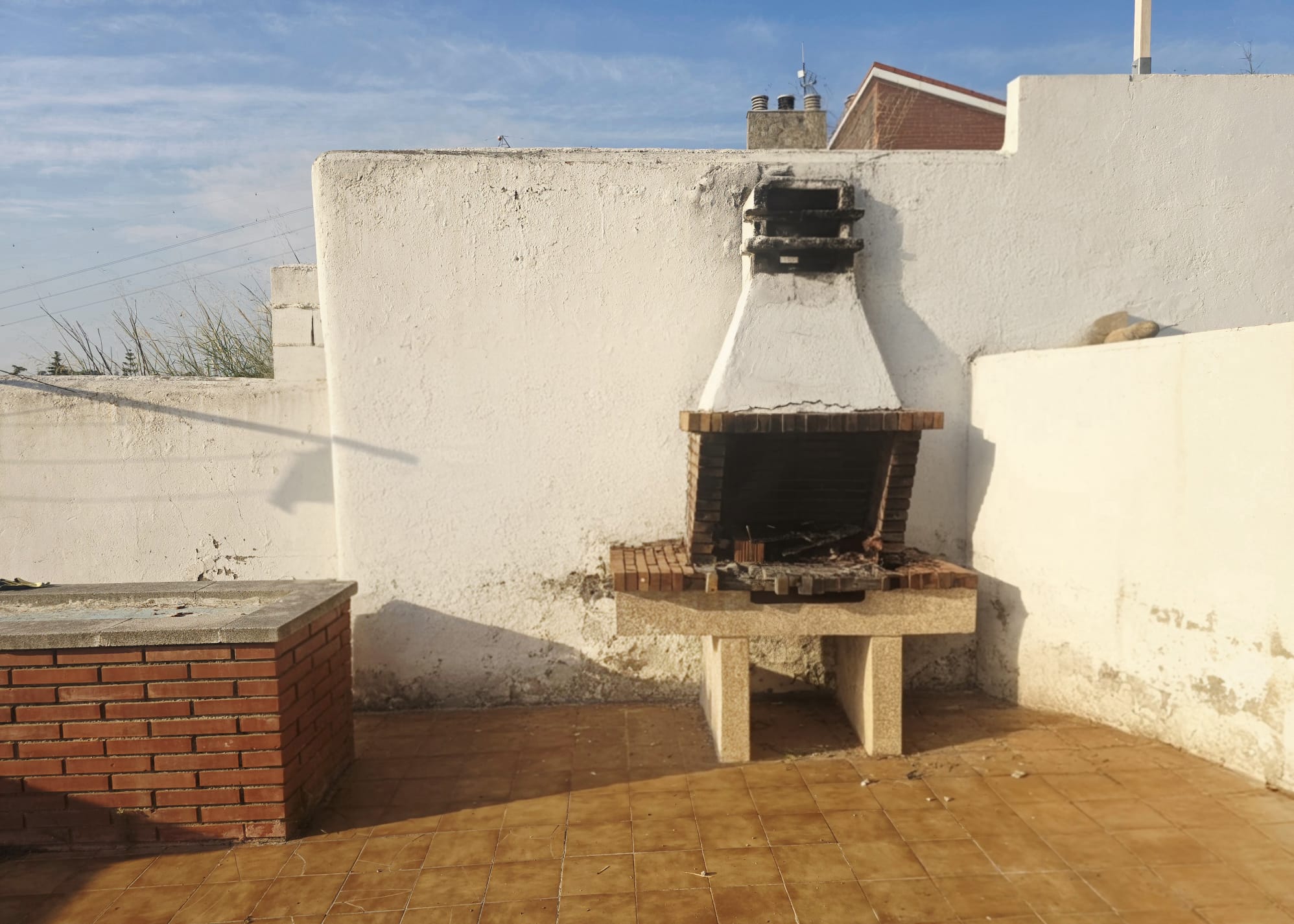 CASA UNIFAMILIAR CON BUENAS VISTAS EN URBANIZACIÓN