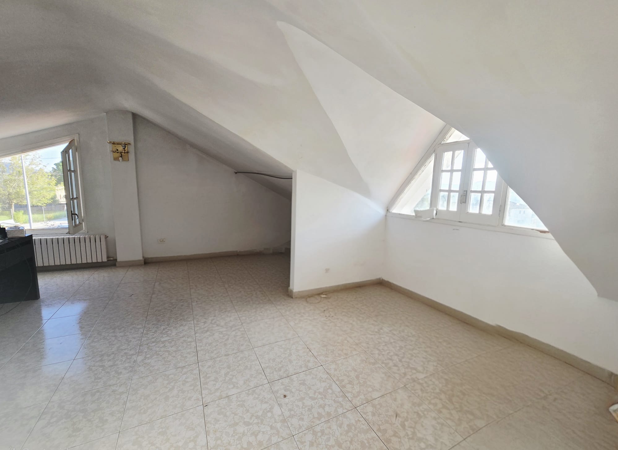 CASA UNIFAMILIAR CON BUENAS VISTAS EN URBANIZACIÓN