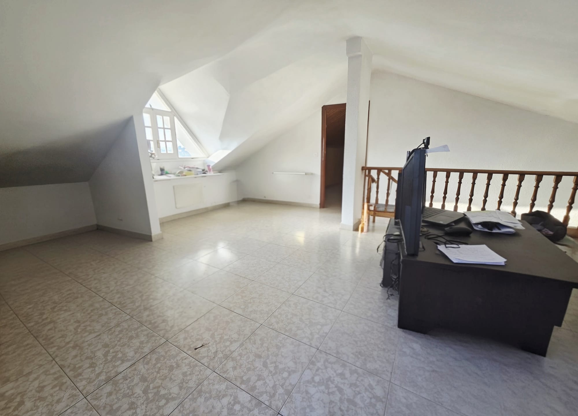 CASA UNIFAMILIAR CON BUENAS VISTAS EN URBANIZACIÓN