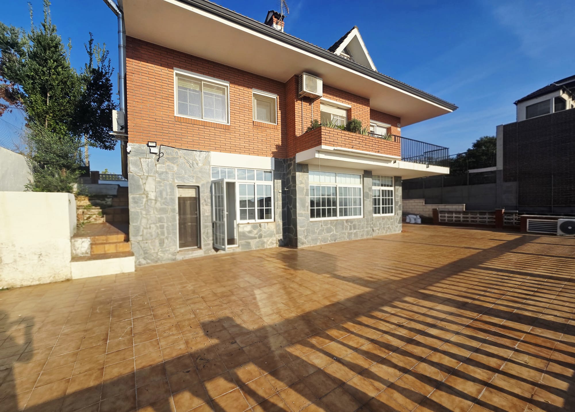 3606 - CASA UNIFAMILIAR CON BUENAS VISTAS EN URBANIZACIÓN